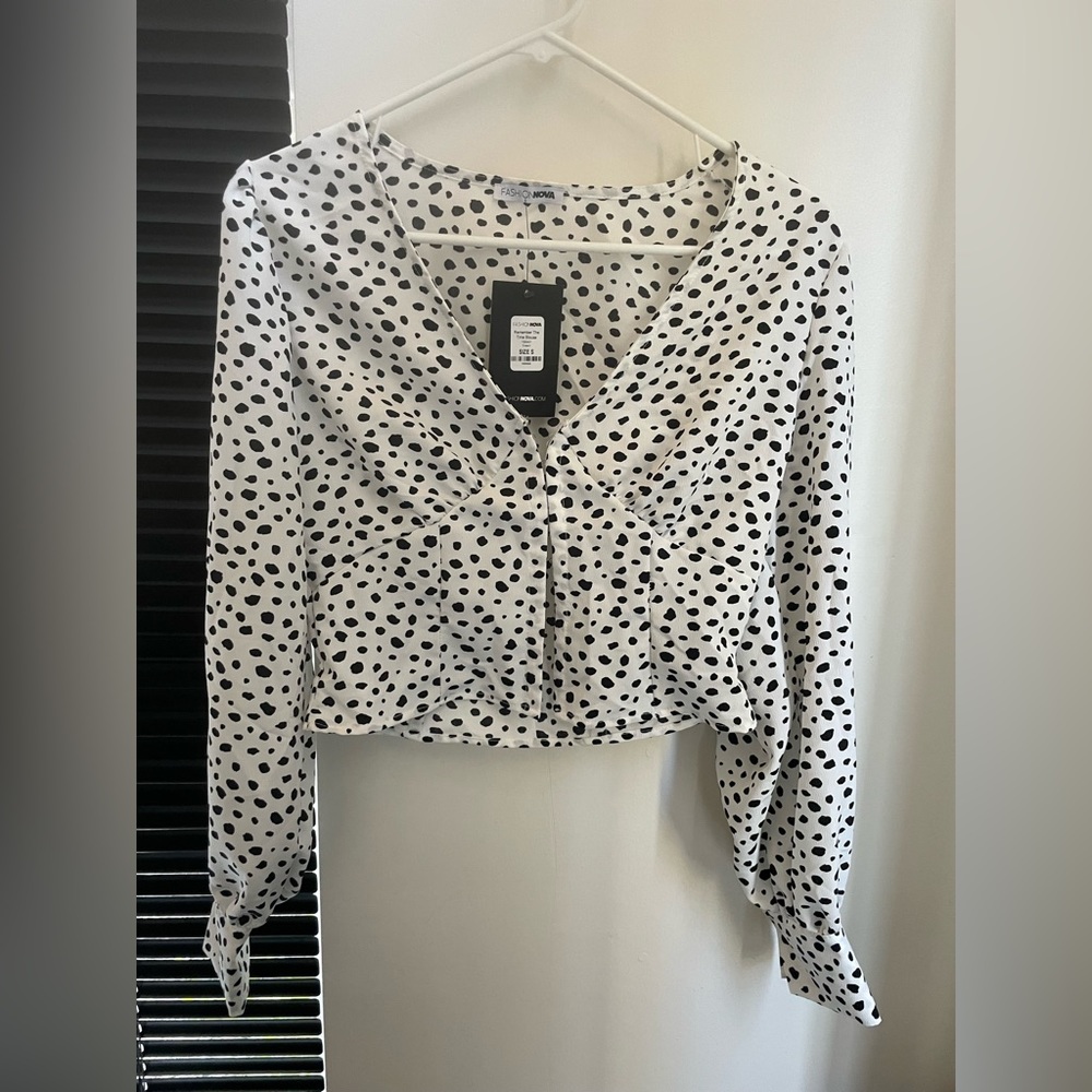 Polka dot crop top from Fashion Nova size small. Never been worn.